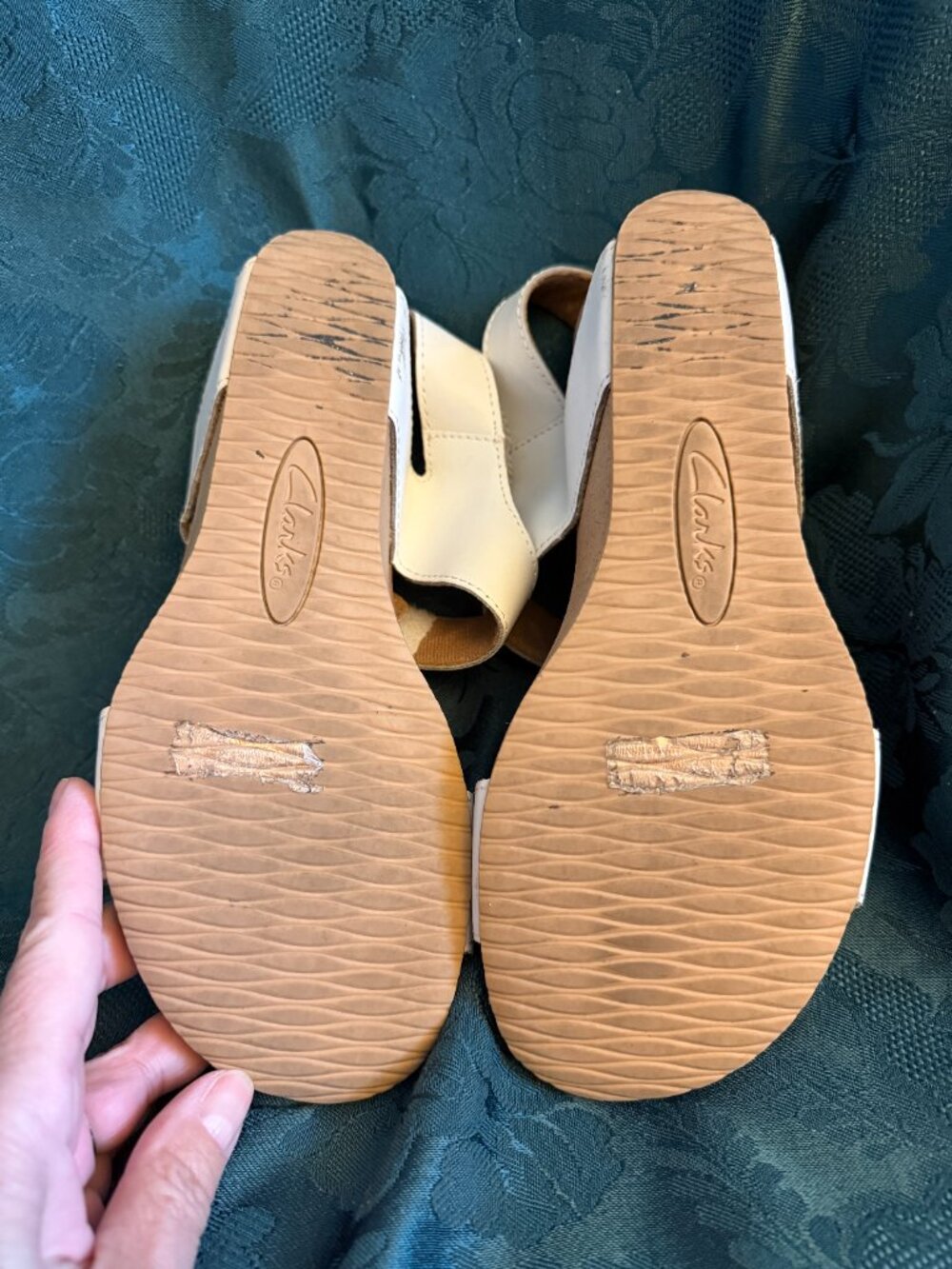 Clarks Collection Women's White Vegan Leather Adjustable Wedge Sandals Sz 7.5 - Picture 11 of 12